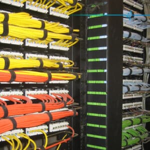 Racks de Piso y Organizadores de Cables